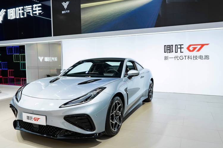 东莞216哪吒汽车在智能汽车领域的表现，领途汽车在新能源汽车市场中的影响力